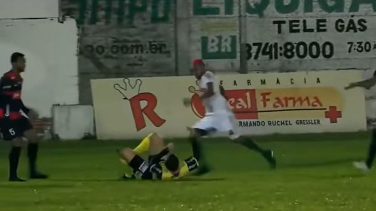 Futbolista enfurecido noquea de una patata a un árbitro en Brasil