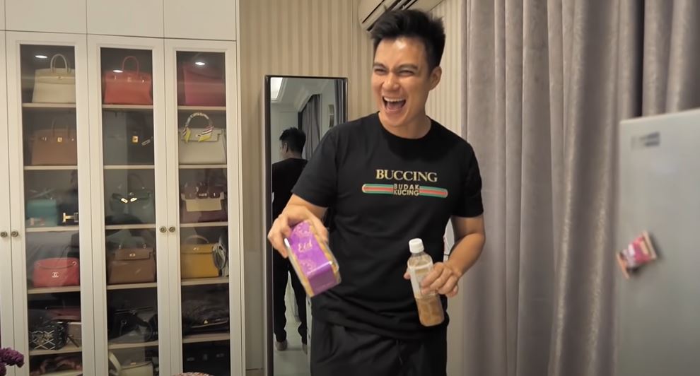 Baim menemukan kue pemberiannya ketika lebaran (YouTube/Baim Paula)