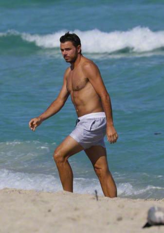 Com uma devoção
à incredulidade
,
 Carneiro mostrando seu corpo nu, com forma atlética na praia
