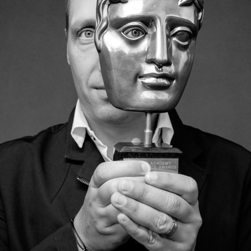 Troels Brun Folmann, compositor de Tomb Raider: Legend. El compositor danés, Troels Brun Folmann, sosteniendo el premio BAFTA por la realización de la música en Tomb Raider: Legend