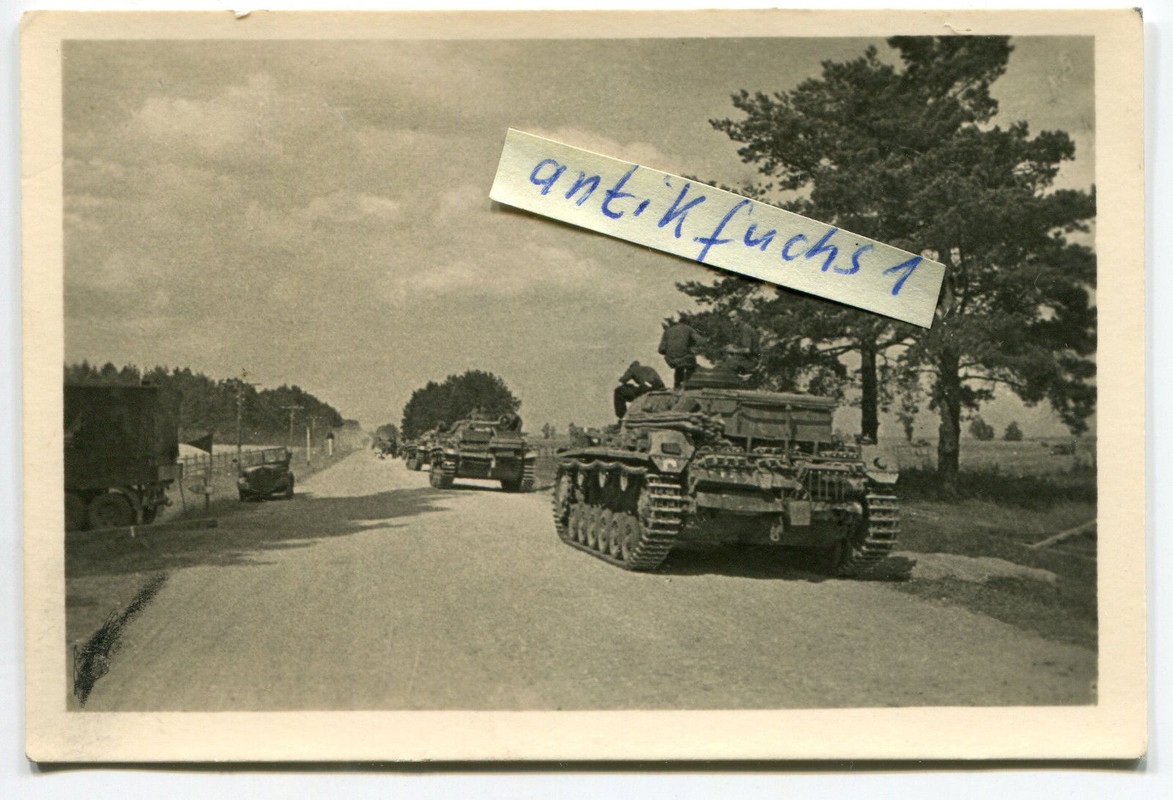 Deutsche Panzer-Kolonne auf Vormarsch-Straße in Rußland im 2.WK