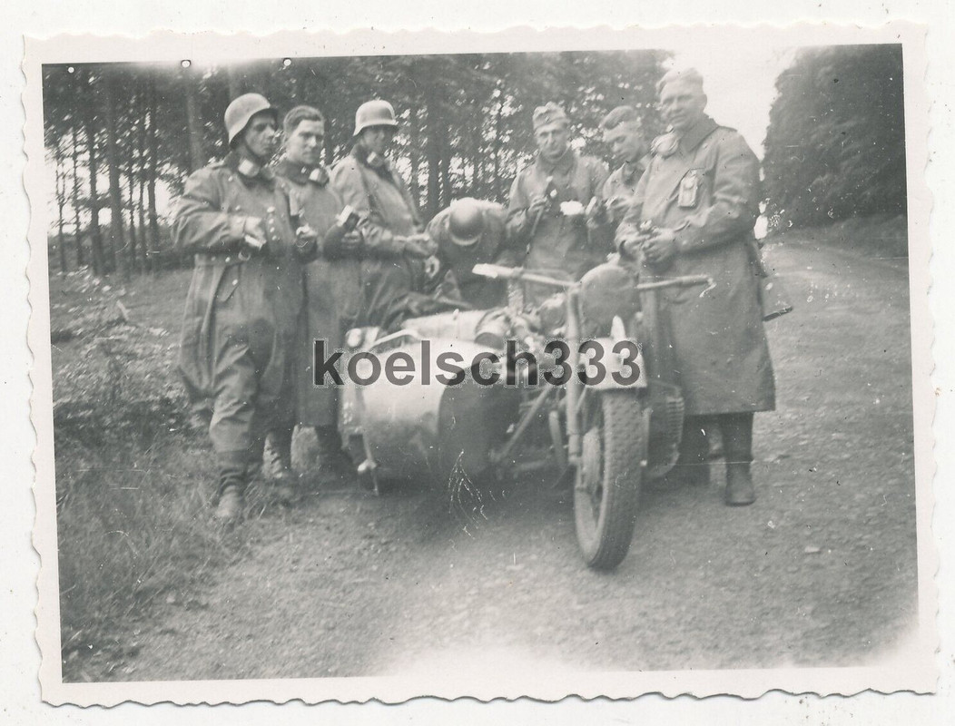 Foto Kradschützen der Wehrmacht an einem Motorrad bei einer Rast im Westen 1940