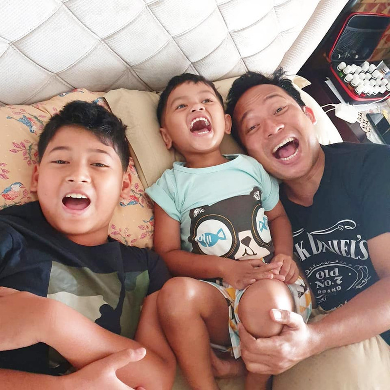Bagai sedarah, ini 5 potret manis anak seleb dengan saudara angkatnya