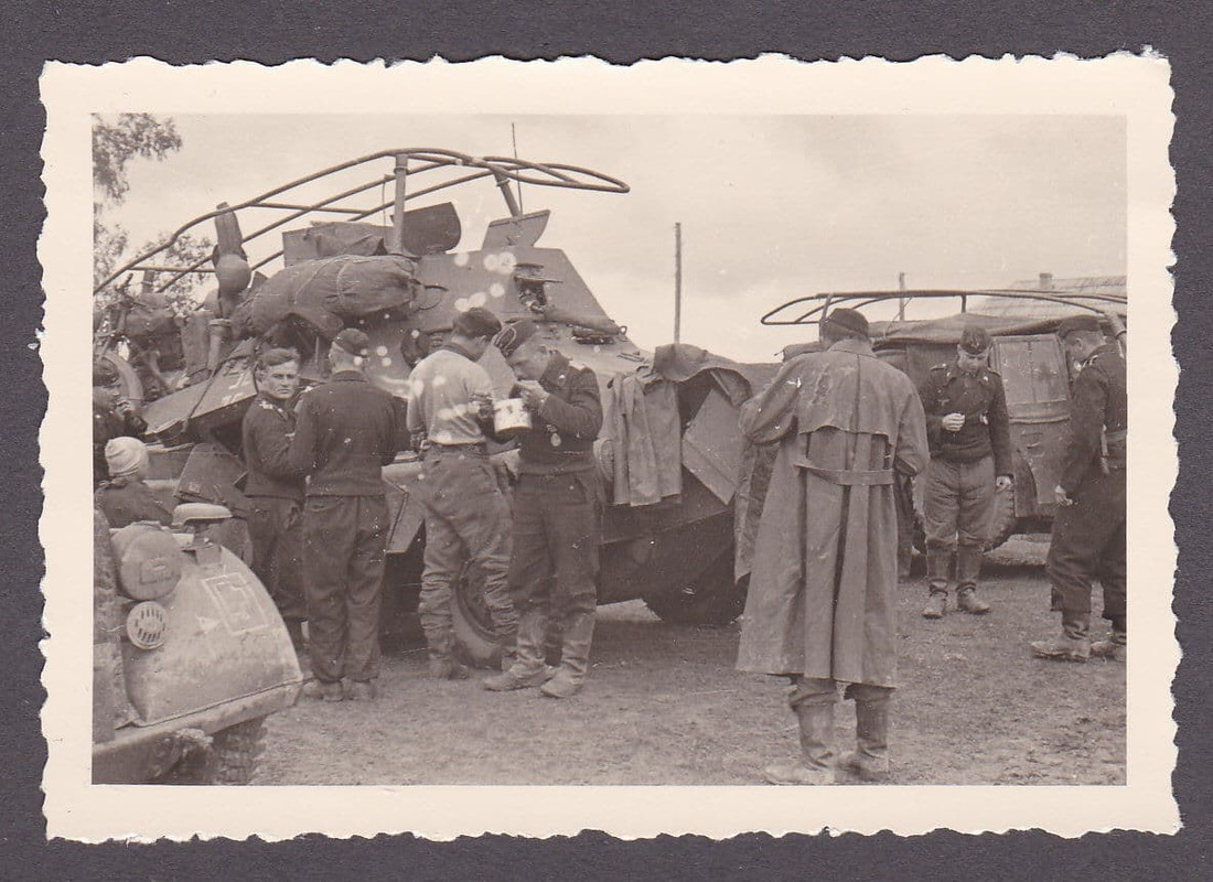 2.WK.Kameraden vor Panzerspähwagen Sd.Kfz. 231 (