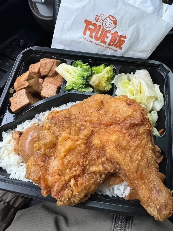 [討論] 現場真的有館長200元便當欸、菜色如圖 - 政黑 - PTT.BEST 批踢踢爆文 2