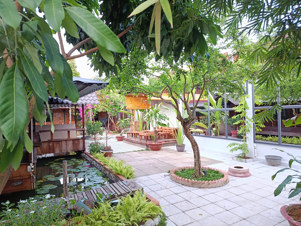 Hình minh họa tách cà phê và bánh ngọt trên bàn gỗ tối giản