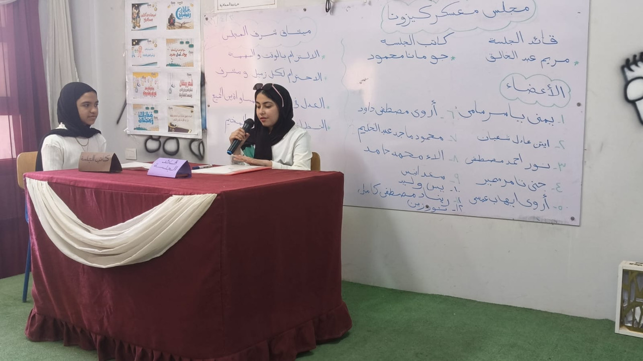 الطلاب في مجموعات مع قادتهم