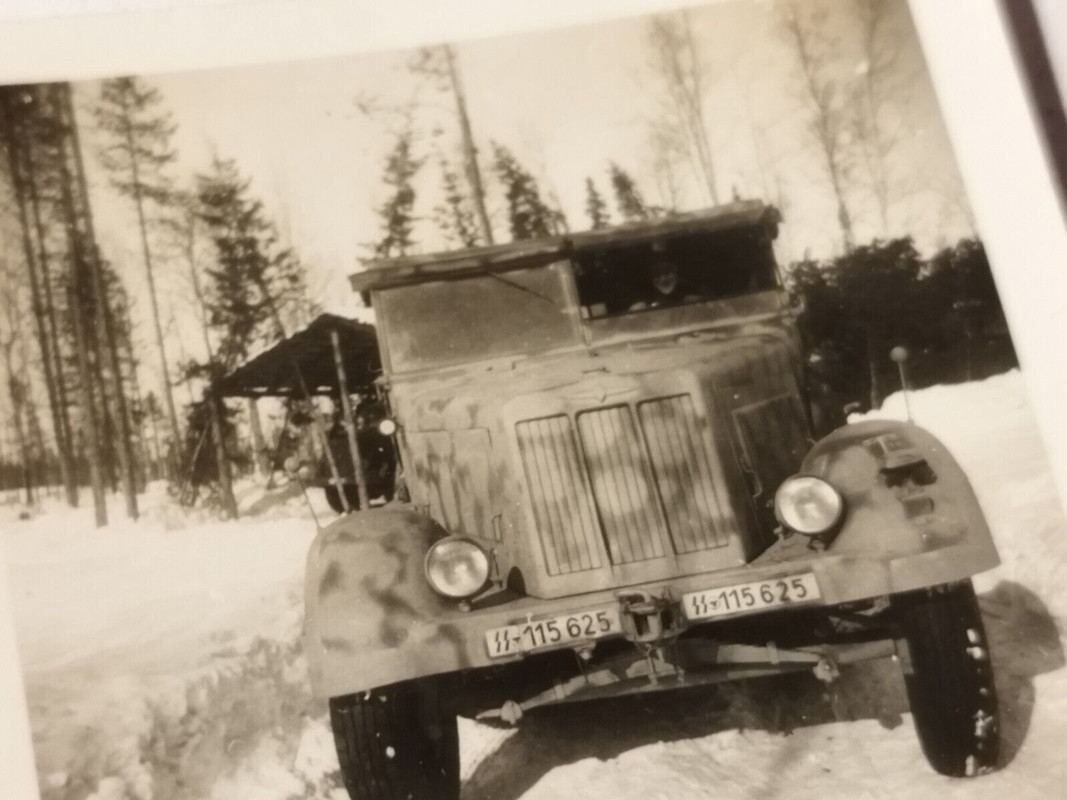 2.WK Foto Halbkette schwere Zugmaschine Tarnfarbe bemaltRegt.Zeichen Kotflügel