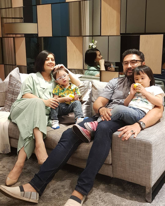 Cynthia Lamusu bersama Surya Saputra dan anak mereka
