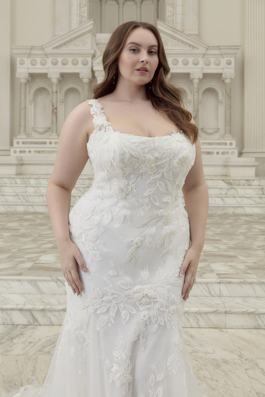 Minerva Curvy Fit Close Up