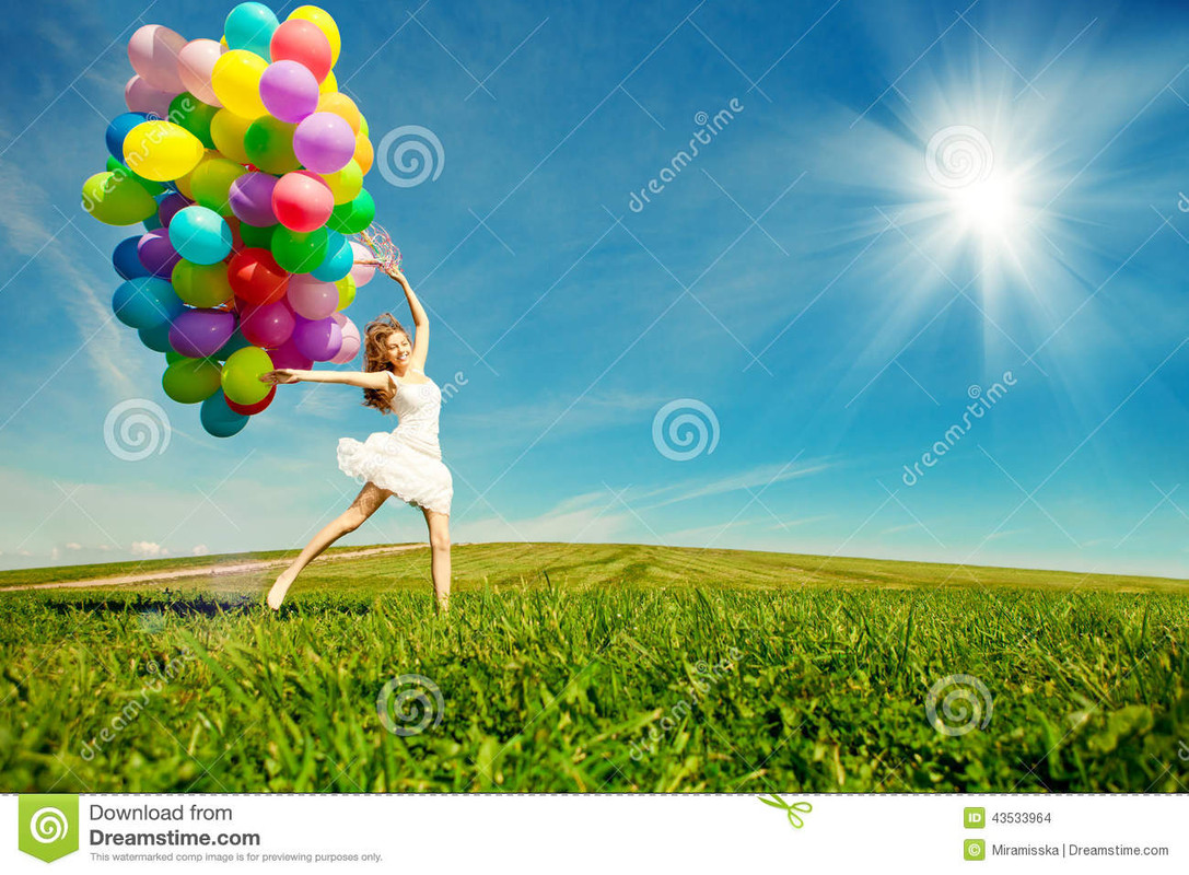 с-нем-рож-ения-женщина-против-неба-с-цвета-ра-уги-ба-воз-уха-435