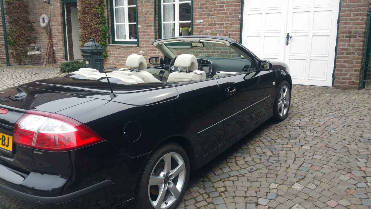 saab voor de deur dak open
