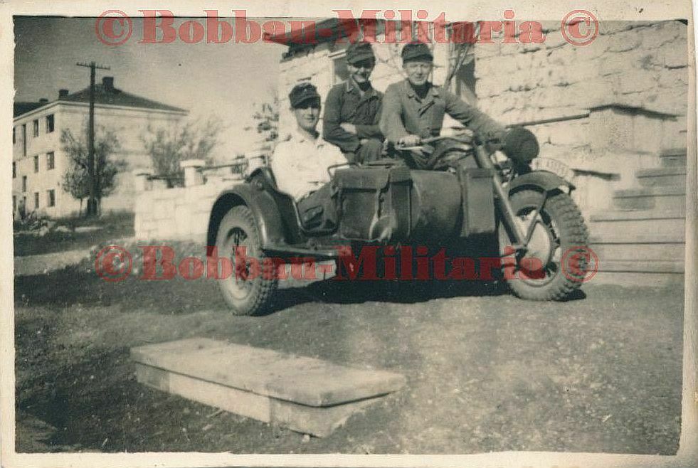 Foto Wehrmacht Kradschützen mit schweren BMW R75 Motorrad Gespann bike KRAD