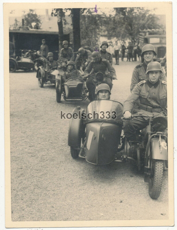 Foto Kradschützen der Wehrmacht mit Beiwagen Motorrädern vor dem Abmarsch ... !