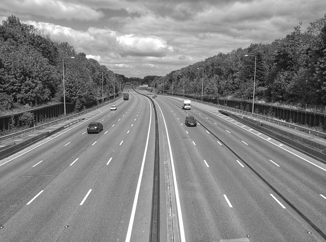 blacknwhite-chorley-wood-m25-dis.jpg