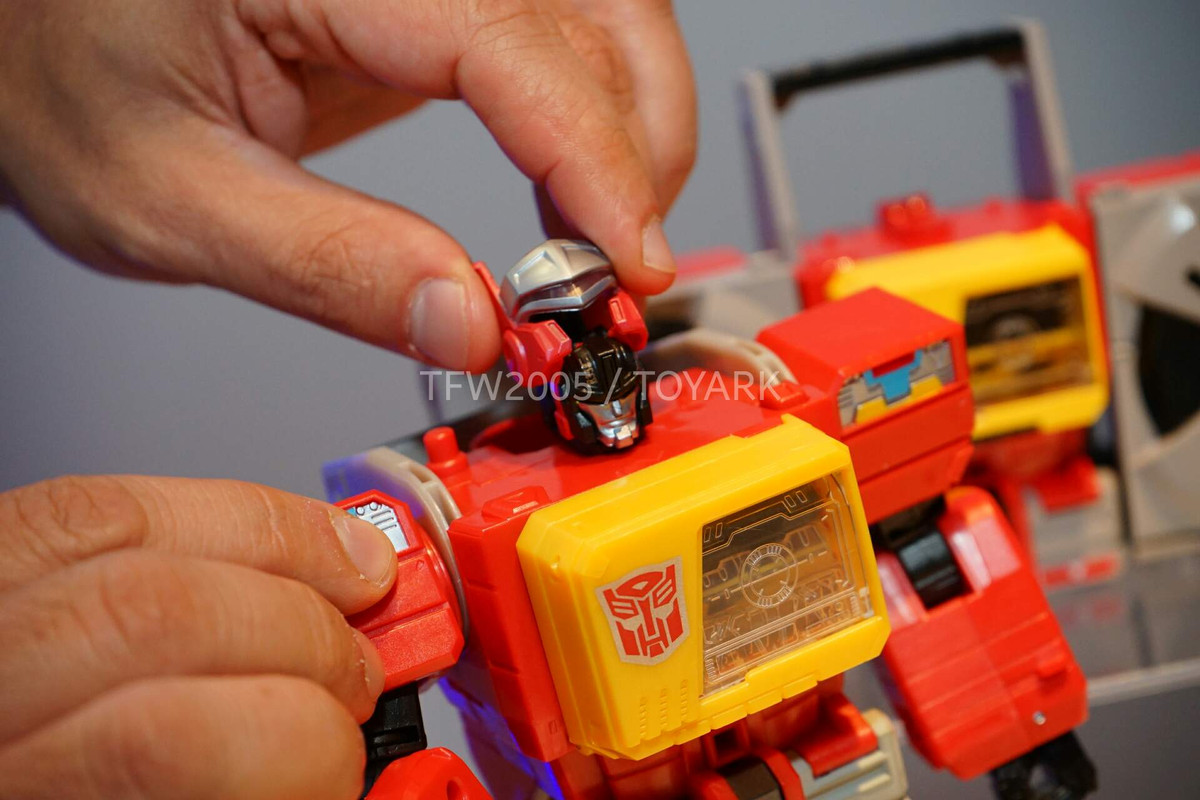 NYCC2015-Transformers-Closer-Look-025