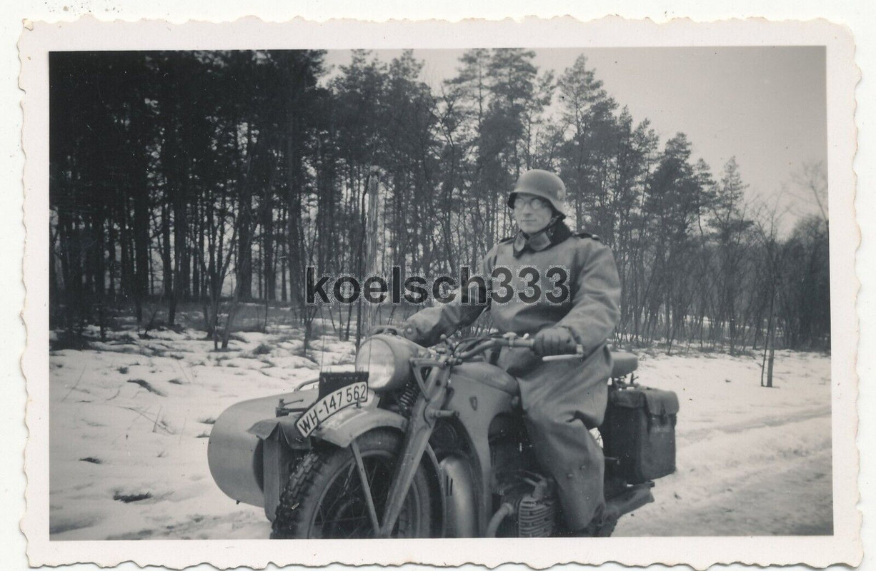 Foto Kradfahrer der Wehrmacht im Gummimantel auf Zündapp K.800 Motorrad IR 66 !