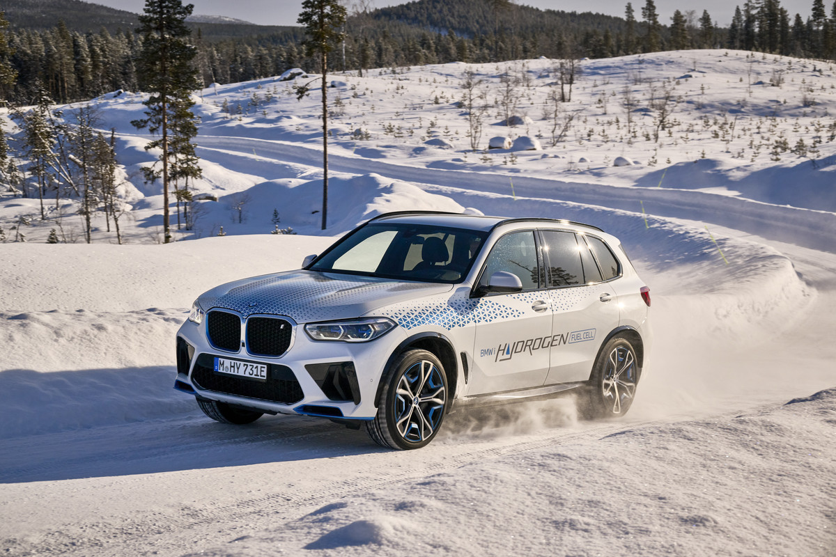 P90453423_highRes_bmw-ix5-hydrogen-win