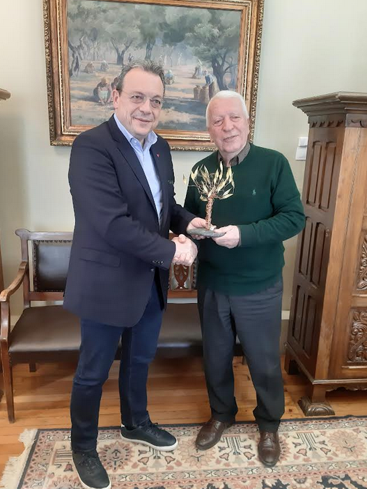 ΣΥΝΑΝΤΗΣΗ ΜΟΥΤΖΟΥΡΗ ΜΕ ΦΑΜΕΛΛΟ
