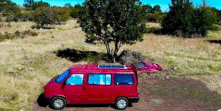 Un panneau solaire posé sur un véhicule 