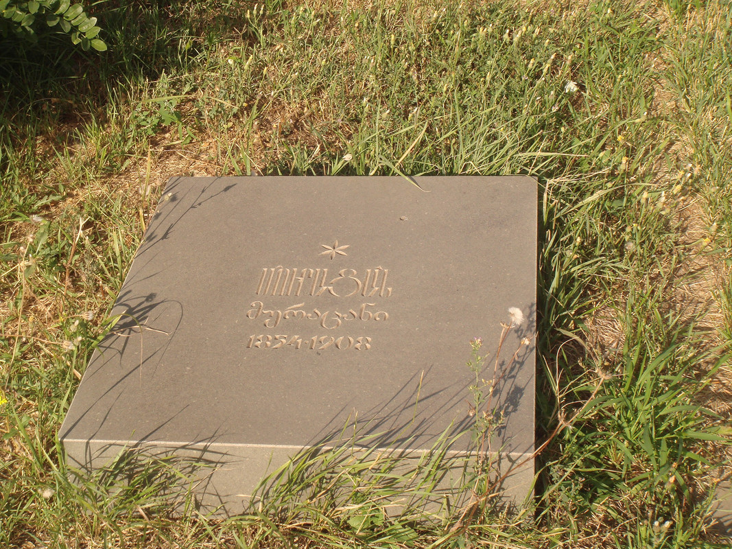 2560px-Խոջիվանքի_պանթեոն_05