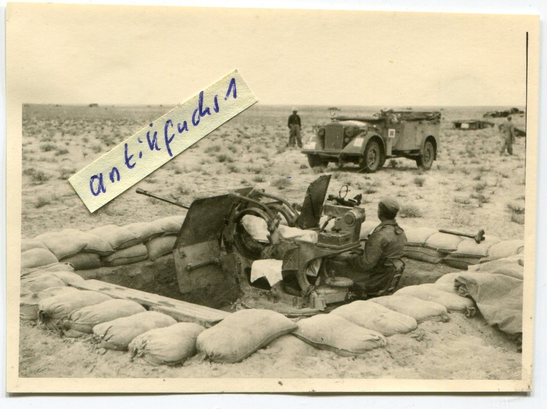 Flak-Geschütz und Kleeblatt-Kübel des Afrikakorps in Afrika im 2.WK
