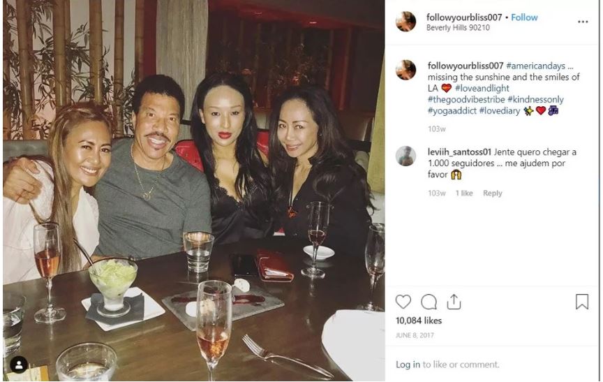 Azura menunjukkan sedang bersama Lionel Richie dan rekan lainnya.