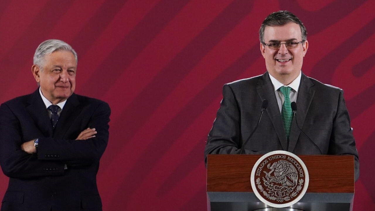 AMLO bromea con que Ebrard le envió maletas con dinero