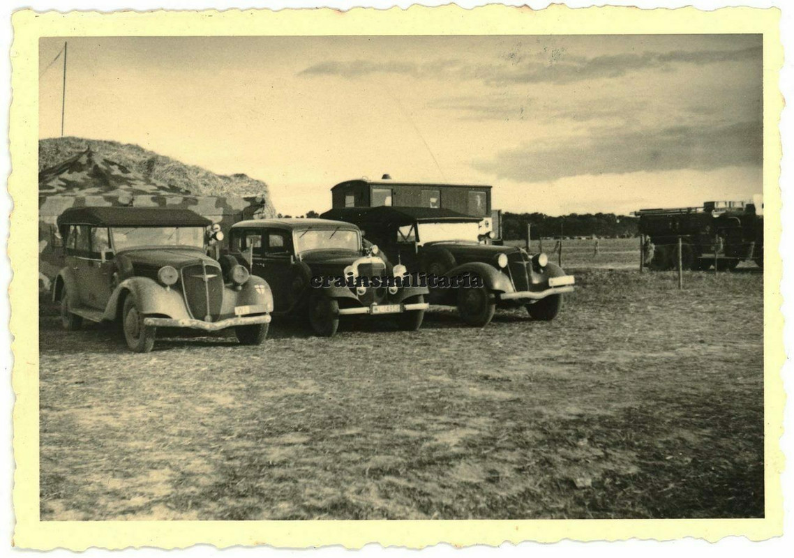 Orig. Foto Adler Kübelwagen St.G.2 Wappen Flugplatz Oronsko b. RADOM Polen 1939