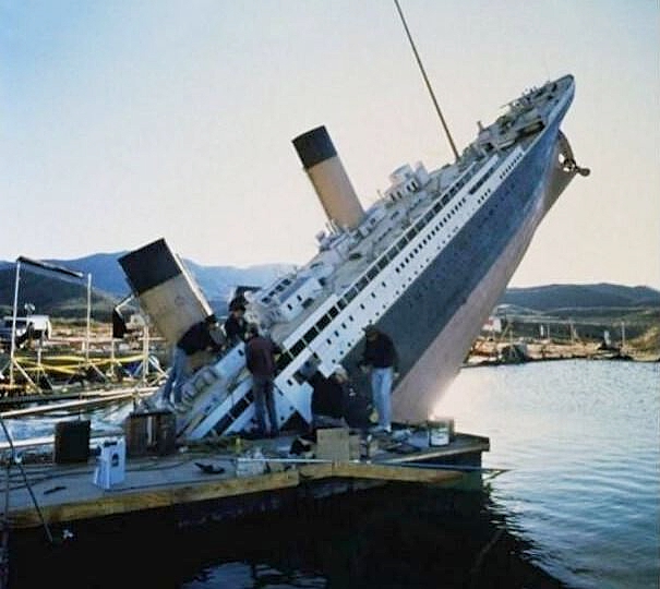 TOMORROW-NEVER-DIES-TITANIC-3-A-FOTOR.jpg