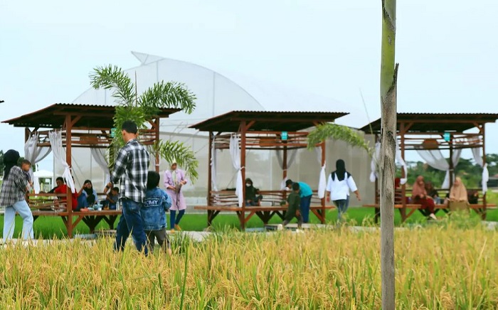 Guler Farm Nature merupakan agrowisata berbasis pertanian dan perikanan di Tangerang, Banten.