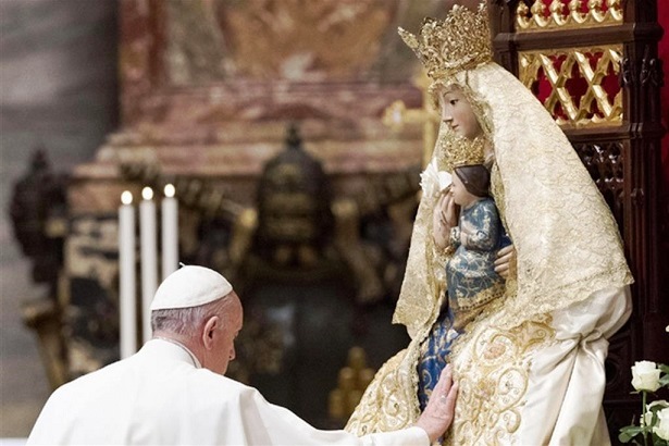 Coronavirus. Il Papa affida l'Italia e il mondo alla protezione di Maria dans Articoli di Giornali e News Il-Papa-davanti-alla-Madonna-nella-Basilica-di-San-Pietro-Ansa