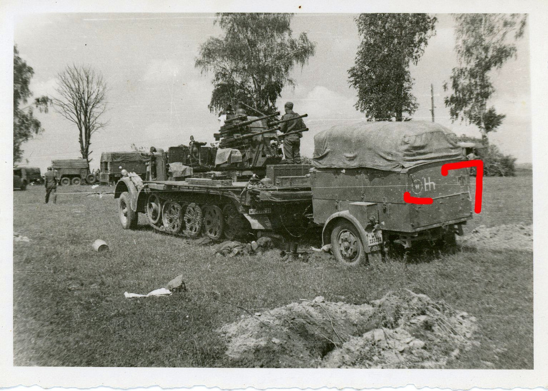 Vierling Flak auf Halbkette mit Anhänger Wappen 