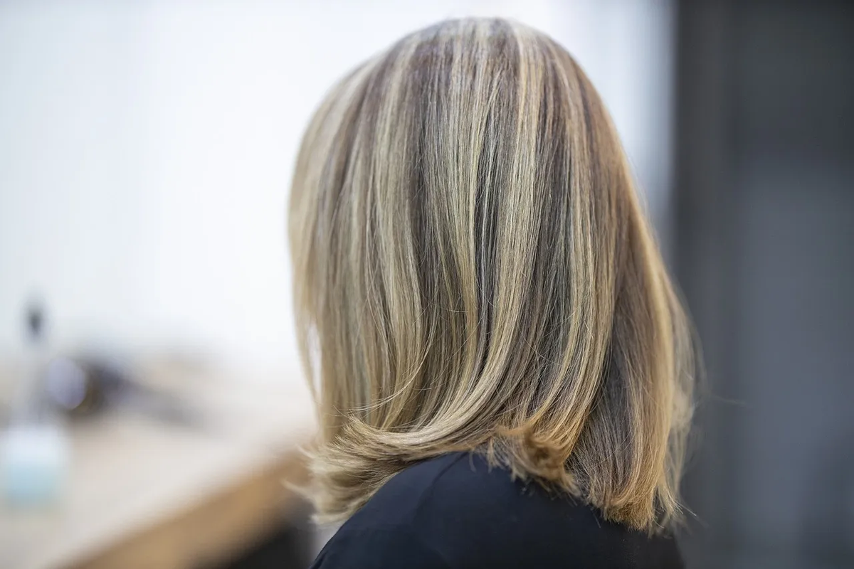Luce un cabello sin canas a tus 50 años con este tinte casero con canela y miel
