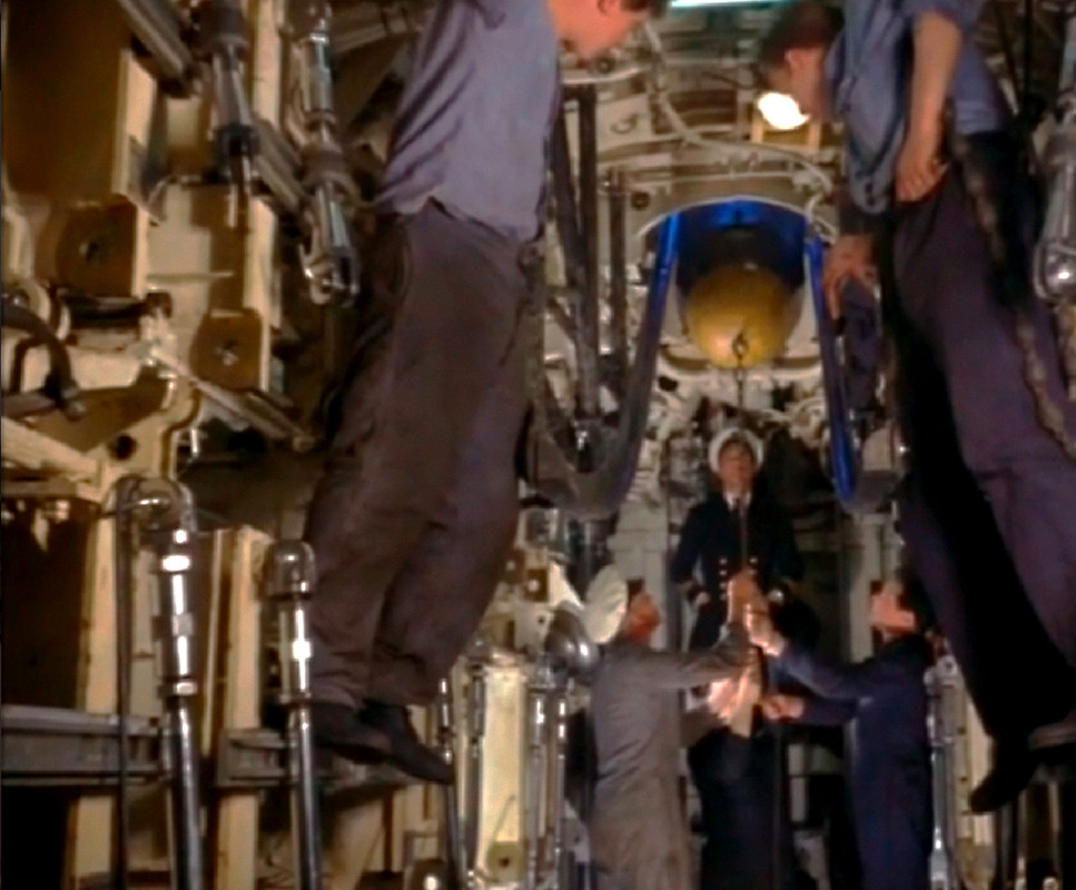 HMS Narwal (S.03) погрузка торпеды-2