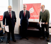 16582692-7294791-Vote-Leave-chief-Dominic-Cummings-right-with-Bo.jpg