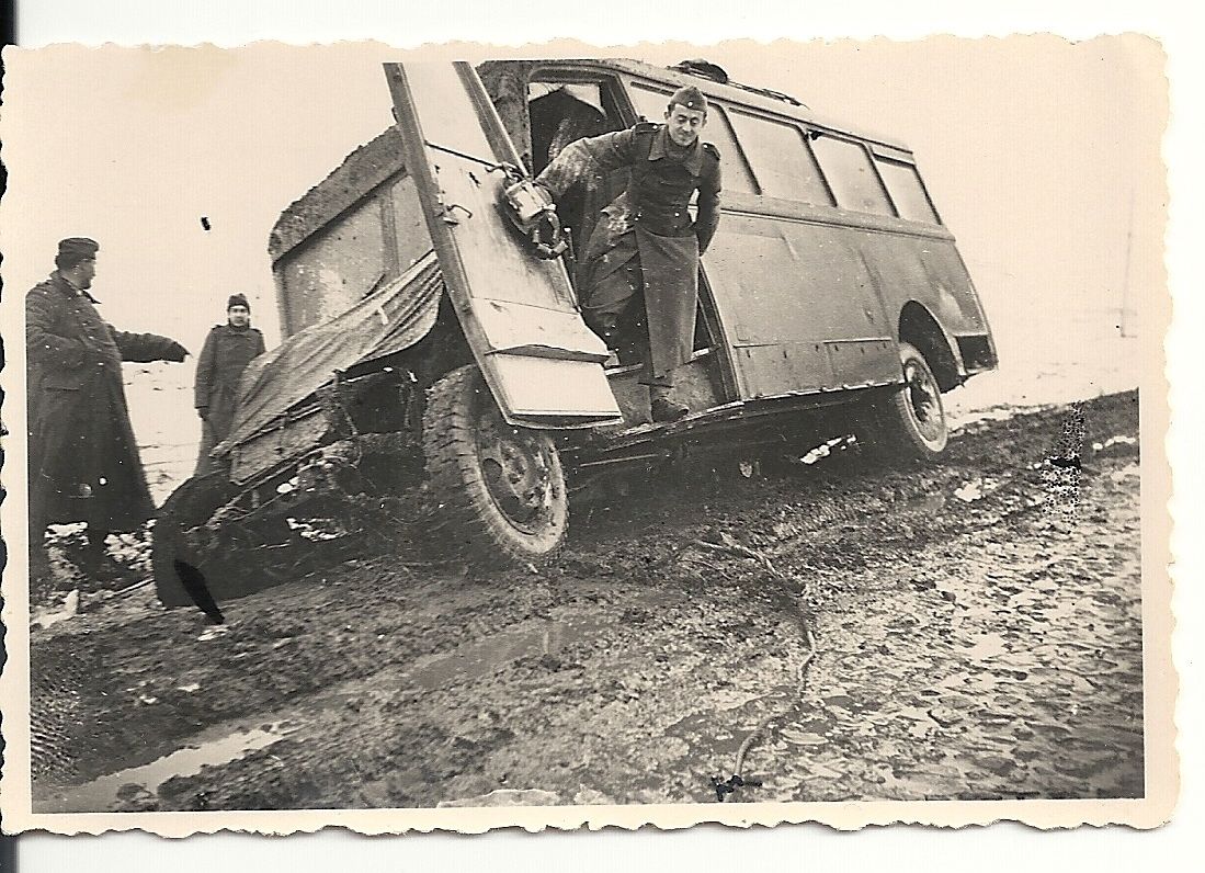 Orig.Foto Bus Wehrmacht im Schlamm in Rußland WW