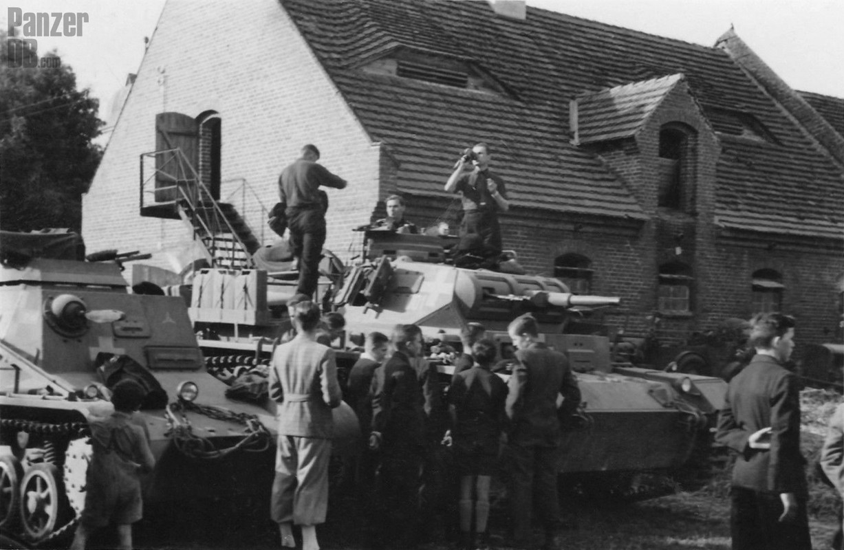 Kleiner and großer Panzer-Befehlswagen from 4. Panzer-Division stationed in the city of Kunau