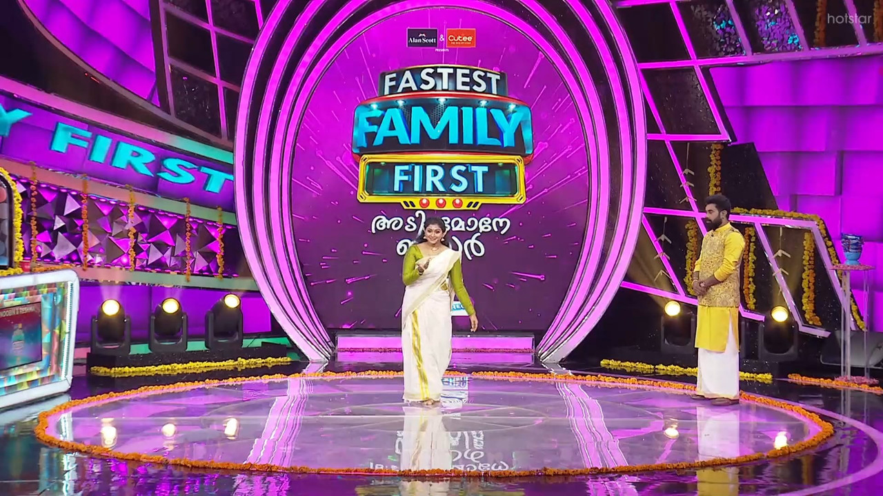 Nandana varma sexy in saree navel show-uploaded.mp4_snapshot_01.46.199