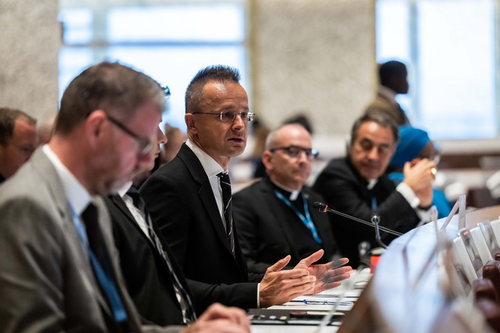 Szijjártó: pagaliau reikėtų aiškiai atskirti pabėgėlius ir migrantus