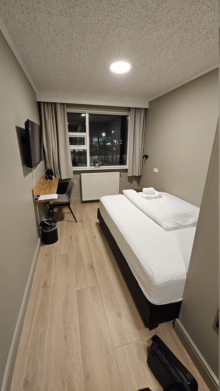 床看起來是單人床，所以應該是單人房