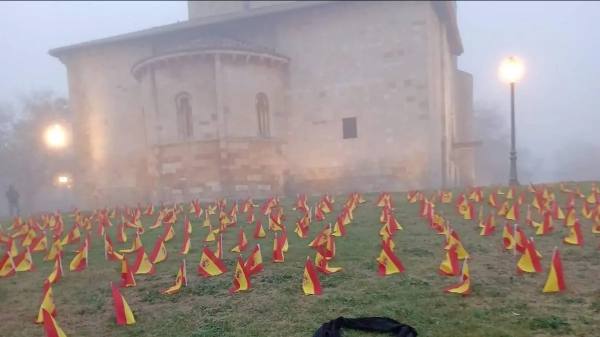 Vox coloca 375 banderas para recordar los crímenes de ETA sin resolver