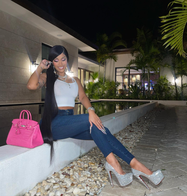 Cardi B تتألق بإطلالة جريئة ومثيرة Iamcardib-1719343892958