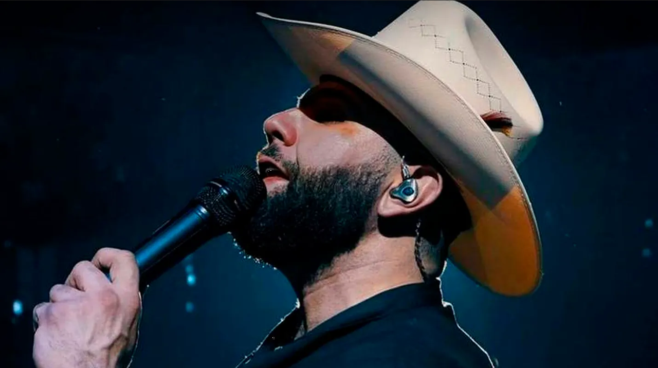 Carin León causa preocupación entre sus fans al aparecer con el ojo morado en su show