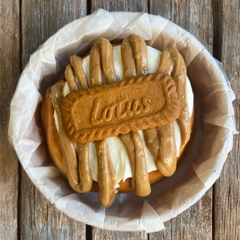 Rollo de canela y Lotus (1 ud.)