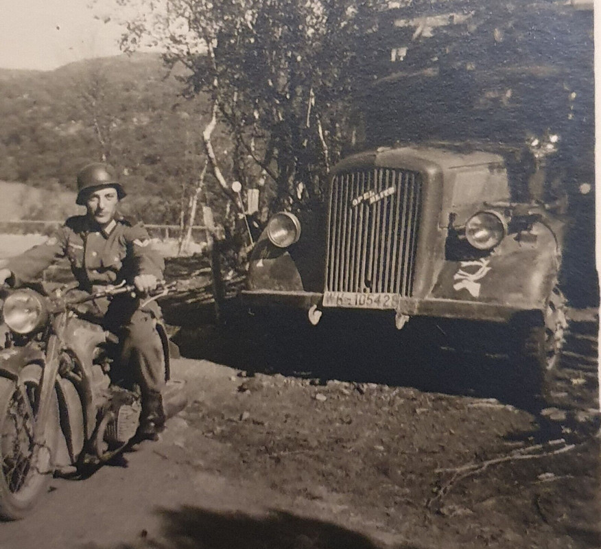 Foto, Gebirgsjäger, Krad Zündapp 750, Opel Blitz, Renntierkopf, Wappen, 2.Wk.