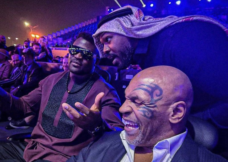 Нгану към Джоунс: Дебел си! Върни се към тренировките