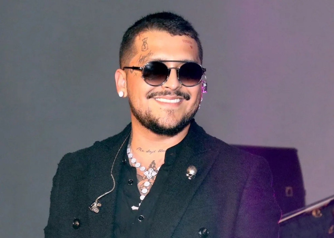 Chef se hace viral por su enorme parecido con Christian Nodal