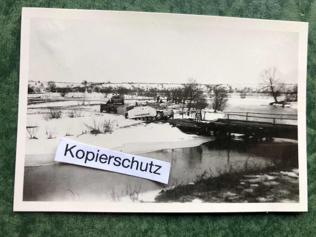 Altes Foto-Sturmgeschütz-Langrohr-Seitenschürzen-Camo-Schwimmwagen-Brücke-WW2