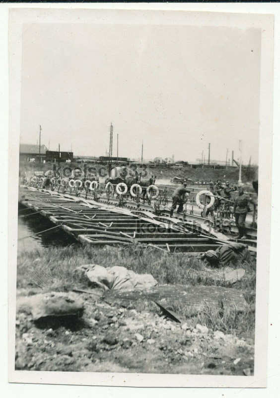 Foto Pferde bespannte Gefechtswagen auf einer Kriegsbrücke an der Westfront 1940